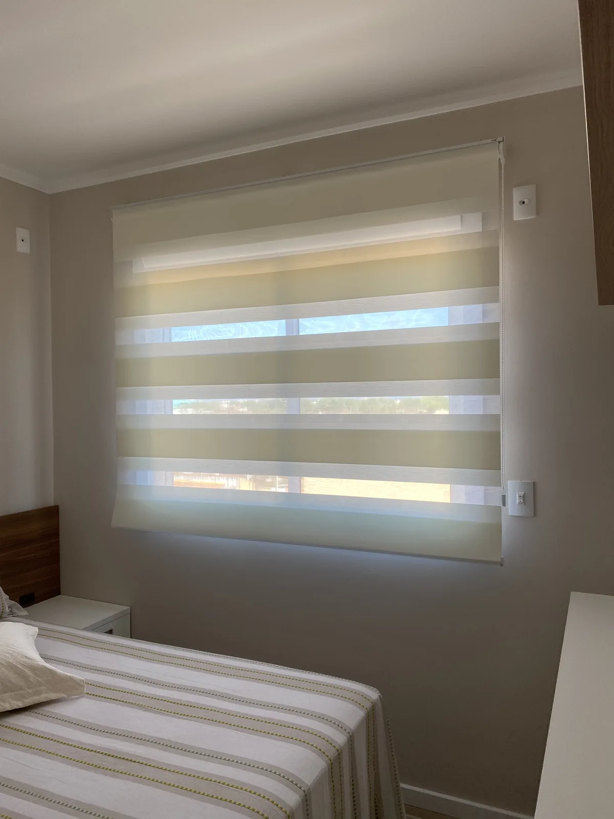 Cortinas double vision claras instaladas em uma circulação