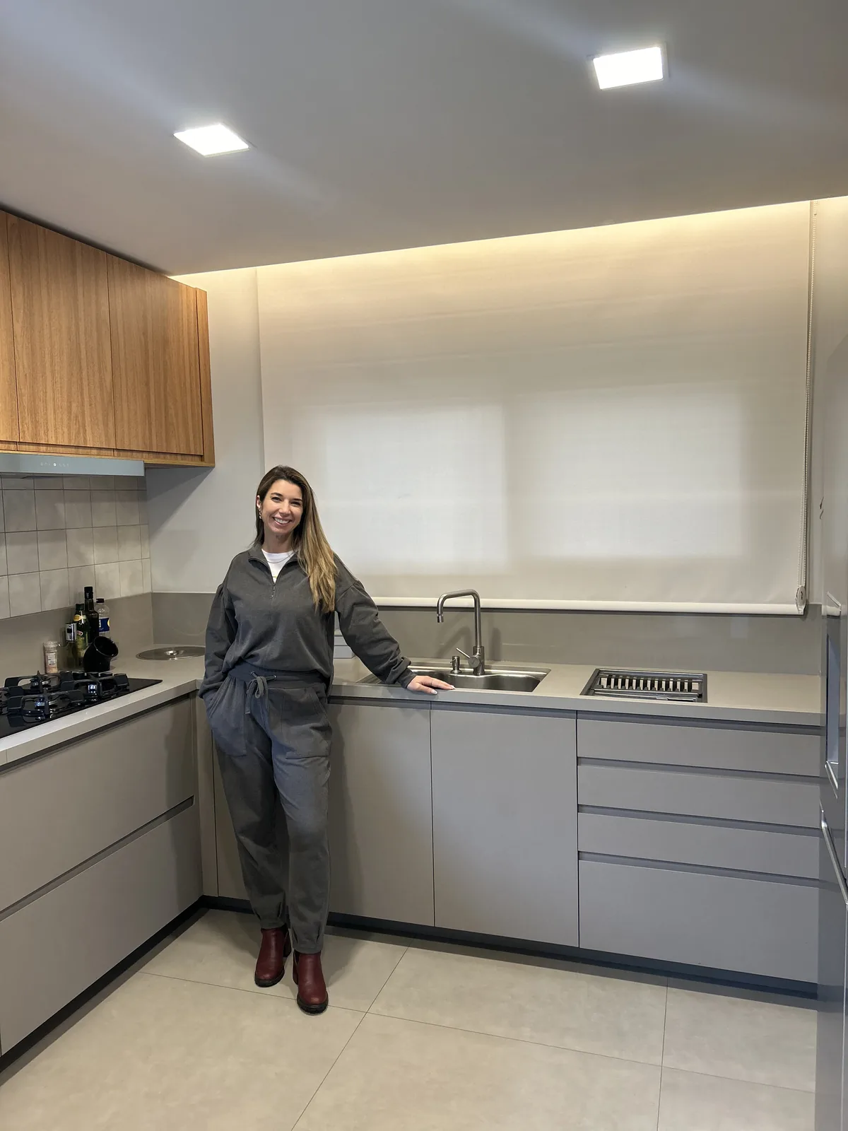 Cortina rolô clara instalada em uma cozinha
