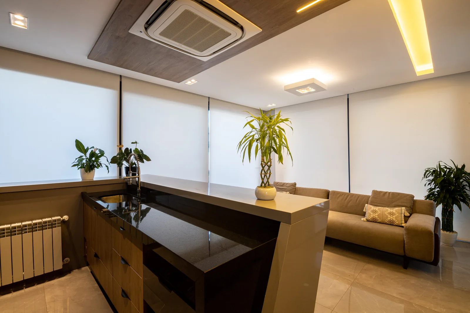 Ambiente profissional com divisórias de vidro e entrada de luz natural